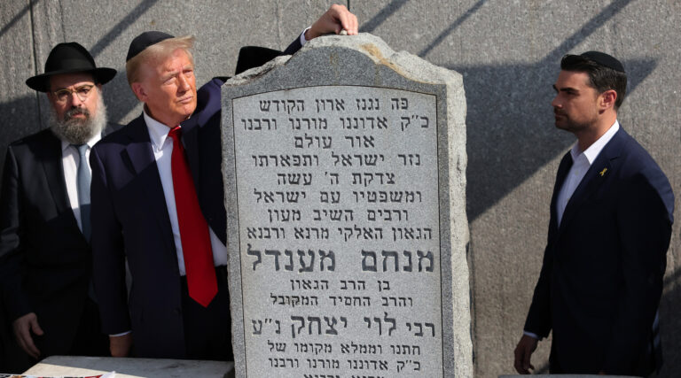 Trump visite la tombe du Rabbi Loubavitch pour marquer l'anniversaire du 7 octobre. Un message de notre PDG et éditrice Rachel Fishman Feddersen