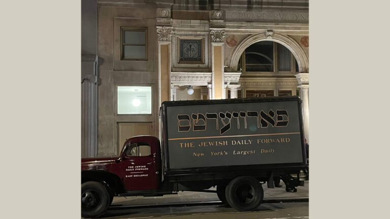 Un camion Forverts est apparu comme accessoire dans un film de Timothée Chalamet Un message de notre PDG et éditrice Rachel Fishman Feddersen