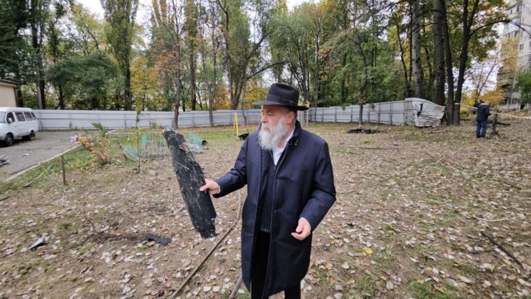 Une école juive de Kiev endommagée par une frappe de drone russe tôt le matin Un message de notre PDG et éditrice Rachel Fishman Feddersen