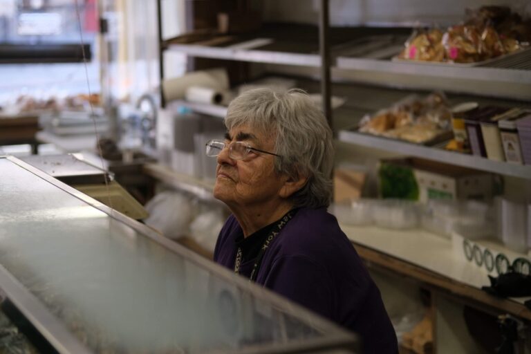 À 95 ans, Shaindel Schreiber dispense toujours de la babka et des conseils dans le Lower East Side. Un message de notre PDG et éditrice Rachel Fishman Feddersen