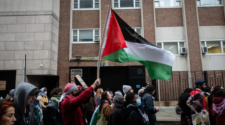 Columbia a payé 395 000 $ à titre de règlement après avoir suspendu un étudiant juif pour avoir utilisé un « spray anti-pet »
