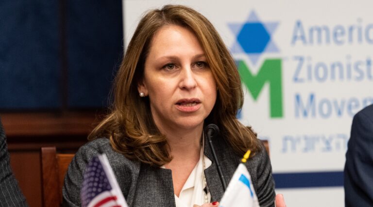 Dans la remarque d'un responsable de la fédération sur la réinstallation de Gaza, signes de tension entre les groupes juifs dans la nouvelle ère Trump. Un message de notre PDG et éditrice Rachel Fishman Feddersen