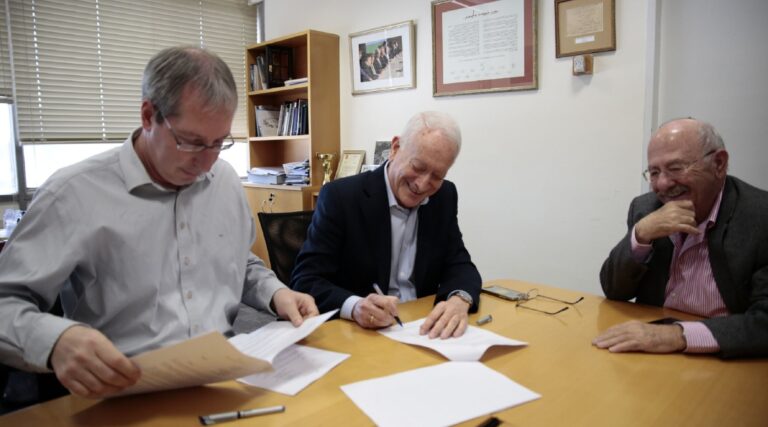 Haaretz fait face à une réaction négative après que l'éditeur d'un journal libéral israélien ait fait l'éloge des "combattants palestiniens de la liberté"