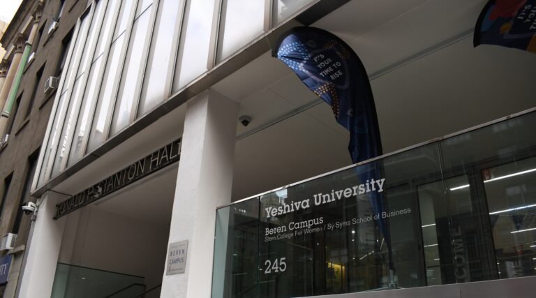 « Je suis américaine, mais je suis aussi juive » : comment les femmes de l'université Yeshiva votent pour la présidence Un message de notre PDG et éditrice Rachel Fishman Feddersen