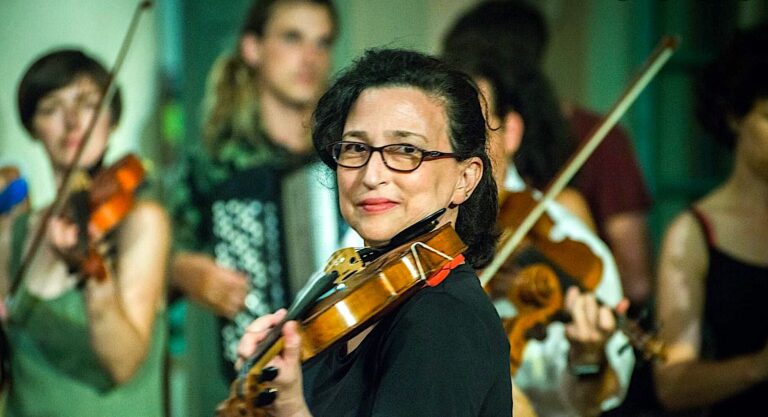 La violoniste Deborah Strauss remporte le « Dreaming in Yiddish Award » 2024. Un message de notre PDG et éditrice Rachel Fishman Feddersen