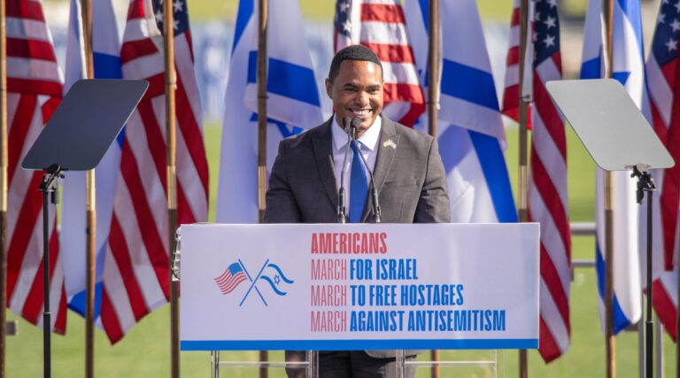 Le représentant Ritchie Torres, fervent défenseur d'Israël, laisse entendre qu'il pourrait se présenter au poste de gouverneur de New York. Un message de notre PDG et éditrice Rachel Fishman Feddersen