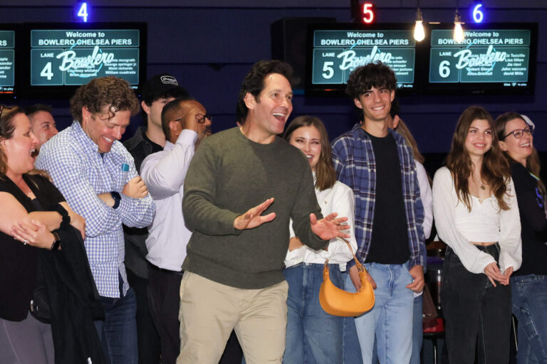 Les électeurs assoiffés de Philly allaient être surpris : Paul Rudd et une hydratation pratique. Un message de notre PDG et éditrice Rachel Fishman Feddersen