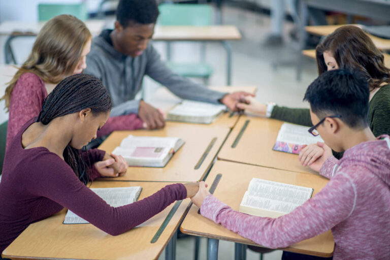 Trump envisage de rétablir la prière à l'école. Nos lecteurs se souviennent des moments où le christianisme est apparu en classe. Un message de notre PDG et éditrice Rachel Fishman Feddersen