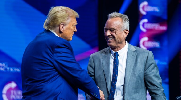 Trump fait appel à RFK Jr., dont l'activisme anti-vaccin a inclus des commentaires antisémites, pour diriger le ministère de la Santé et des Services sociaux. Un message de notre PDG et éditrice Rachel Fishman Feddersen