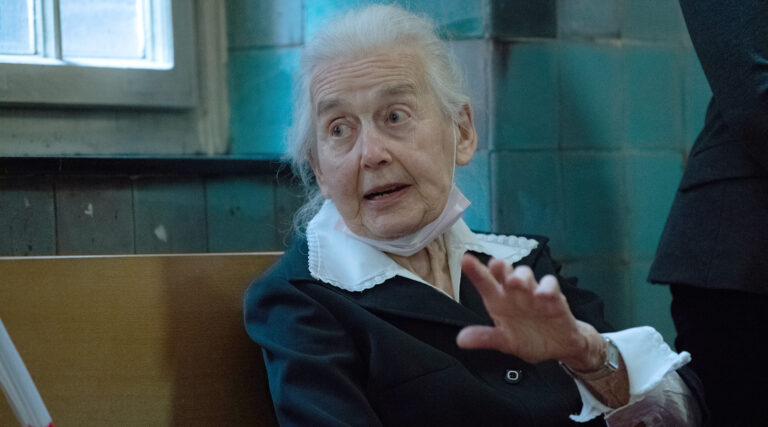 Ursula Haverbeck, célèbre négationniste allemande connue sous le nom de « grand-mère nazie », est décédée à 96 ans. Un message de notre PDG et éditrice Rachel Fishman Feddersen
