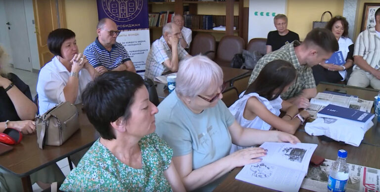 יוביליי־נומער פֿון „ביראָבידזשאַן“ באַערט אַמאָליקע מאָלערס און נישע פֿאַרשידנאַרטיקייטLe numéro anniversaire de Birobidzhan présente des artistes historiques et la diversité ethnique Un message de notre PDG et éditrice Rachel Fishman Feddersen