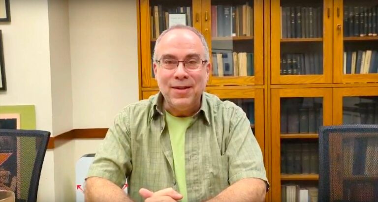 מיטן ייִדישן לינגוויסט און קולטור־טוער דוד אַון VIDÉO : Rencontrez le linguiste yiddish et activiste culturel Dovid Braun Un message de notre PDG et éditrice Rachel Fishman Feddersen