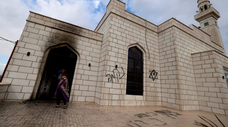 Israël enquête sur une attaque présumée de colons contre une mosquée de Cisjordanie Un message de notre éditrice et PDG Rachel Fishman Feddersen
