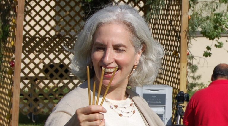 Arlene Agus, la New-Yorkaise qui a popularisé les rituels de Rosh Chodesh pour les femmes juives, est décédée à 75 ans. Un message de notre éditrice et PDG Rachel Fishman Feddersen