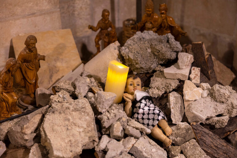 Exhiber l'enfant Jésus dans un keffieh est antisémite. Un message de notre éditrice et PDG Rachel Fishman Feddersen