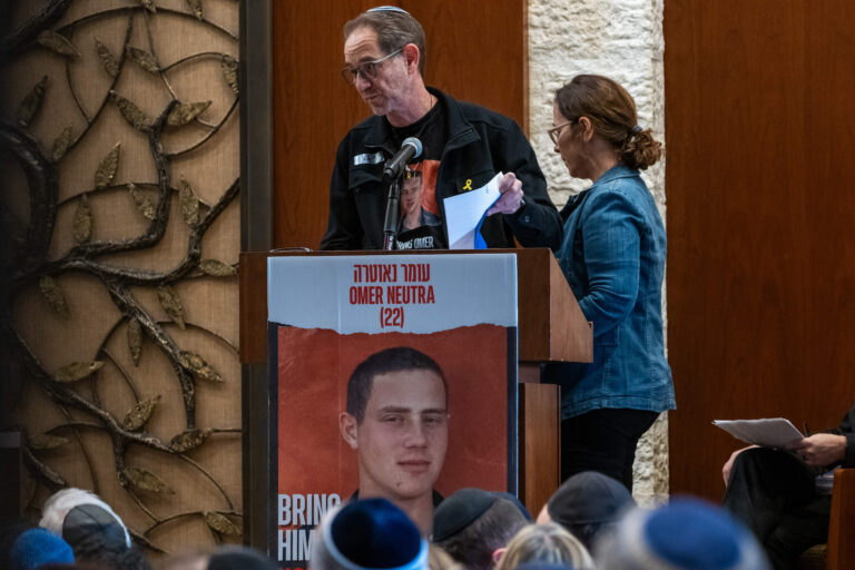 Il n’avait que 21 ans. Son histoire de vie reflétait la mienne. Maintenant, je le pleure avec les familles d'otages à Tel Aviv. Un message de notre PDG et éditrice Rachel Fishman Feddersen