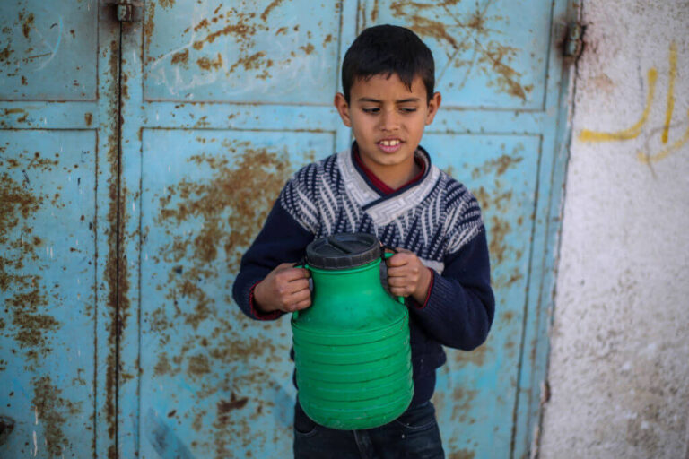 Israël commet des actes de génocide en privant intentionnellement les habitants de Gaza d'eau, selon un nouveau rapport de Human Rights Watch. Un message de notre éditrice et PDG Rachel Fishman Feddersen