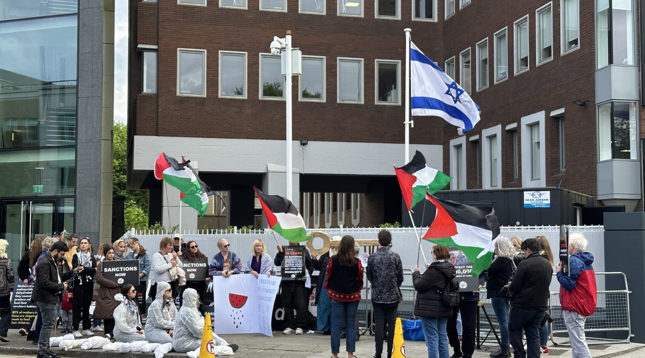 Israël va fermer l'ambassade d'Irlande, invoquant la « rhétorique antisémite du gouvernement irlandais ». Un message de notre éditrice et PDG Rachel Fishman Feddersen