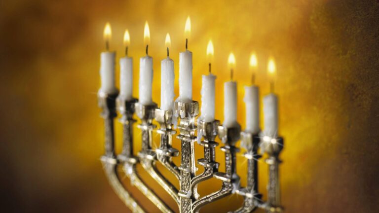 La Menorah de Frankie (une histoire de Hanoukka en yiddish) Un message de notre éditrice et PDG Rachel Fishman Feddersen