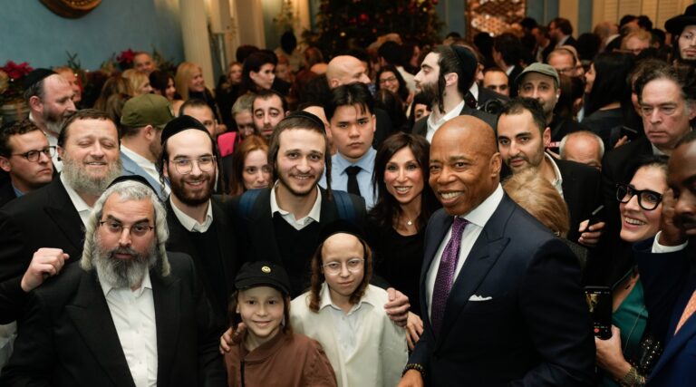 Le maire Eric Adams se qualifie de « Maccabée des temps modernes » lors de la fête pré-Hanukkah au Gracie Mansion. Un message de notre éditrice et PDG Rachel Fishman Feddersen