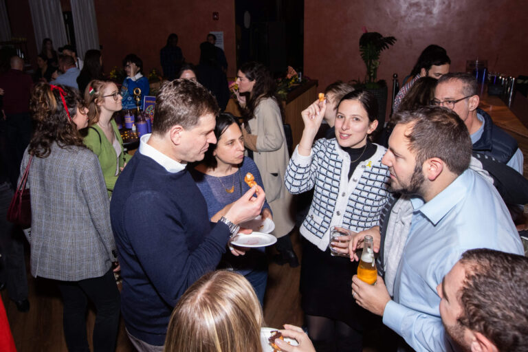 Lors du tout premier concours de beignets de Hanoukka, les boulangers new-yorkais se battent pour obtenir la meilleure pâte. Un message de notre éditrice et PDG Rachel Fishman Feddersen
