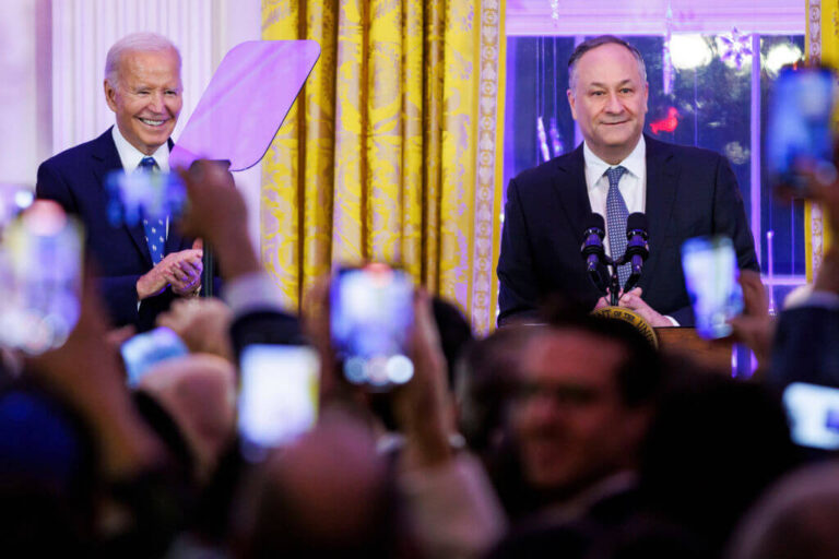 « Nous ne pouvons jamais perdre espoir » : le message de Biden à la communauté juive lors de sa dernière fête de Hanoukka à la Maison Blanche Un message de notre éditrice et PDG Rachel Fishman Feddersen