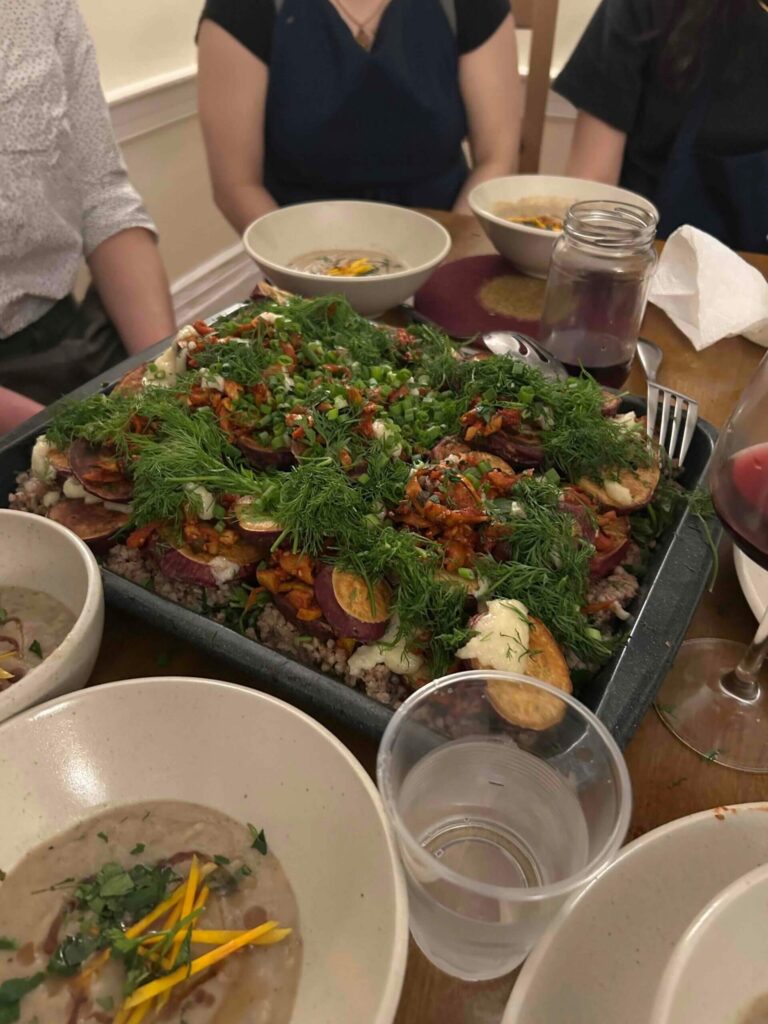 Patates douces frites avec kasha, toum et kimchi Un message de notre éditrice et PDG Rachel Fishman Feddersen