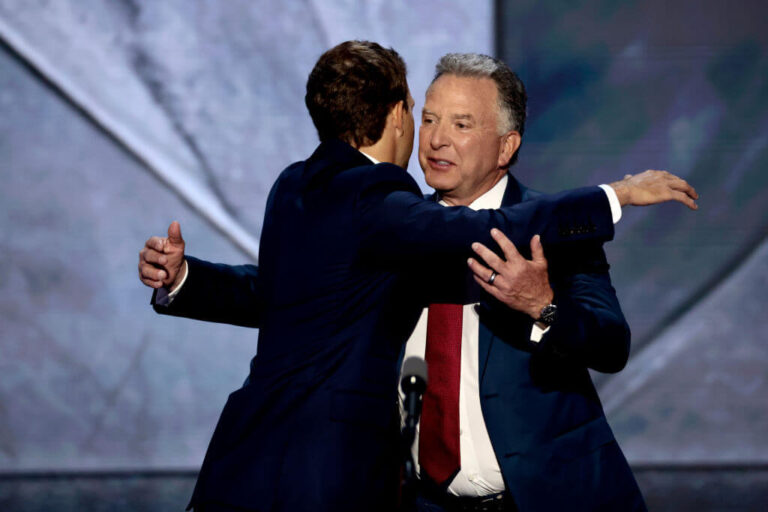 Petit-fils nouveau-né de l'envoyé de Trump au Moyen-Orient, nommé d'après Trump Un message de notre éditrice et PDG Rachel Fishman Feddersen