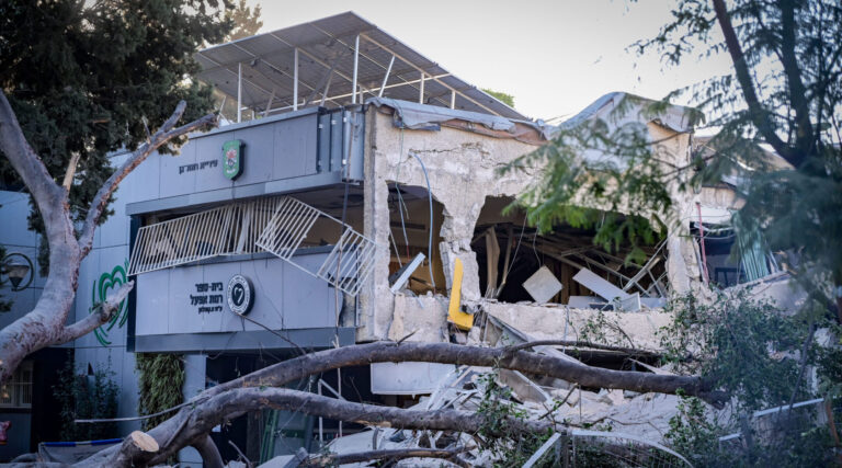 Une école de la région de Tel Aviv touchée par un missile Houthi tiré depuis le Yémen