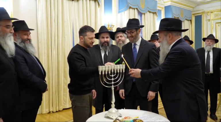 Utilisant la menorah de Milei en Argentine, Volodymyr Zelensky allume des bougies de Hanoukka avec des rabbins ukrainiens. Un message de notre éditrice et PDG Rachel Fishman Feddersen