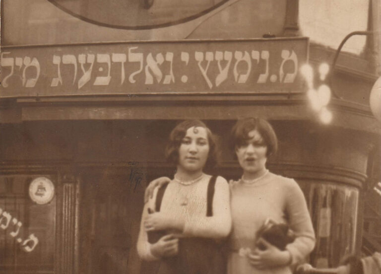 אַ פֿאָטאָגראַפֿיע פֿון דער באָבען, ווען געוויסע געשעפֿטן האָבן נאָך געהאַט ייִדישע שילדןUne photo de ma grand-mère à une époque où les magasins juifs avaient des enseignes en yiddish Un message de notre éditrice et PDG Rachel Fishman Feddersen