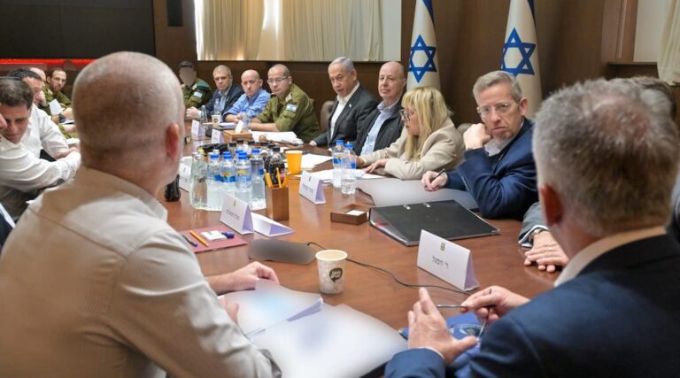 Les dirigeants israéliens se réunissent pour approuver un accord de cessez-le-feu Un message de notre éditrice et PDG Rachel Fishman Feddersen