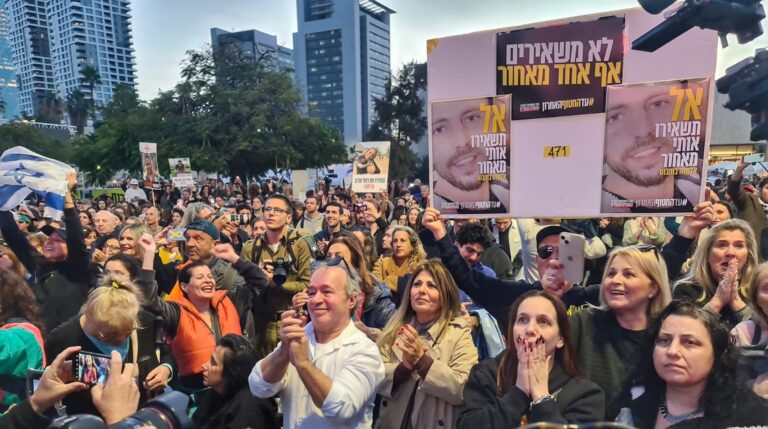 Sur la place des otages de Tel Aviv, le Hamas occupe une place importante alors même que la tension se transforme en célébration. Un message de notre éditrice et PDG Rachel Fishman Feddersen