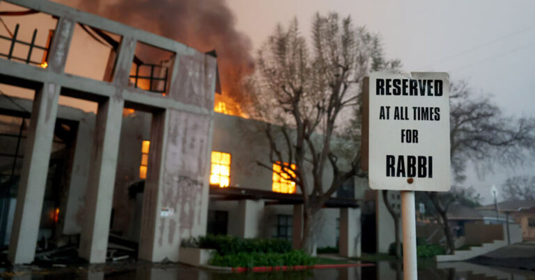 « Avez-vous les Torahs ? » La synagogue fait la course contre les incendies de forêt de Los Angeles pour sauver son passé et son avenir. Un message de notre éditrice et PDG Rachel Fishman Feddersen