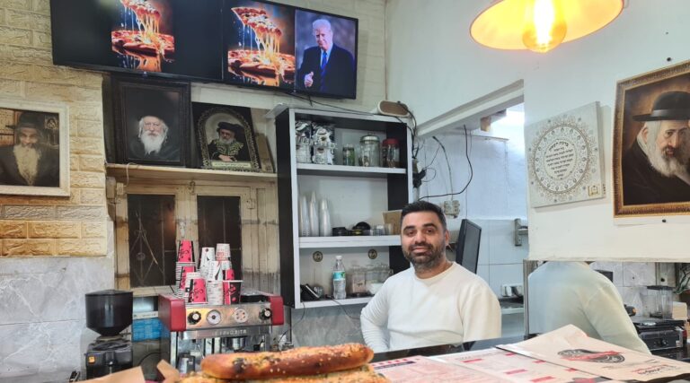 Cette pizzeria de Jérusalem a été renommée en l'honneur de Donald Trump pour plaire aux clients américains. Un message de notre éditrice et PDG Rachel Fishman Feddersen