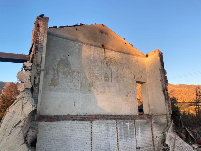 Des cendres, une fresque oubliée — et un nouveau mystère pour une synagogue de Pasadena Un message de notre éditrice et PDG Rachel Fishman Feddersen
