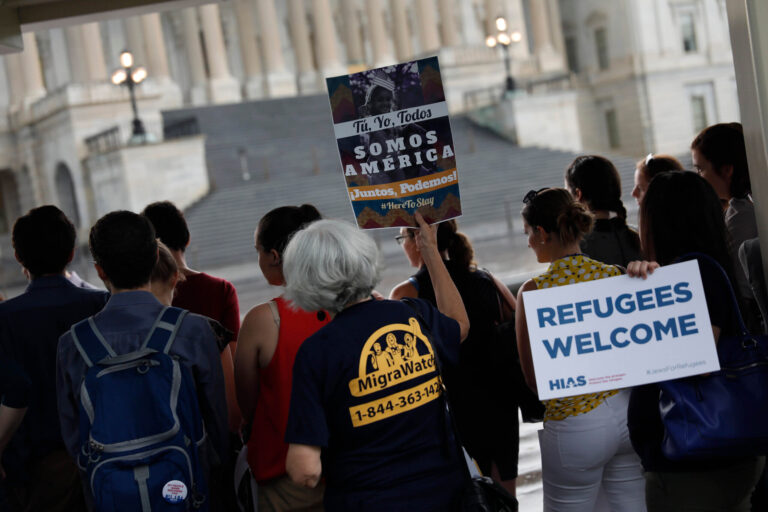 HIAS supprime 22 employés alors même qu'il se prépare à la répression de l'immigration par Trump. Un message de notre éditrice et PDG Rachel Fishman Feddersen