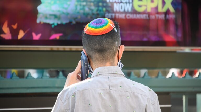 `` Je n'attends pas jusqu'à ce qu'ils viennent nous rassembler '': les Juifs transgenres et leurs familles recherchent la sécurité alors que Trump vise leurs droits un message de notre éditeur et PDG Rachel Fishman Feddersen