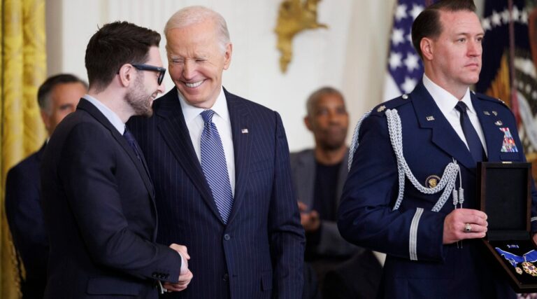 Joe Biden décerne la Médaille présidentielle de la liberté au mégadonateur juif George Soros Un message de notre éditrice et PDG Rachel Fishman Feddersen