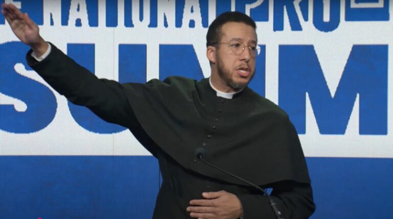 L'église catholique anglicane lance un prêtre qui a imité le salut nazi d'Elon Musk à la convention pro-vie un message de notre éditeur et PDG Rachel Fishman Feddersen