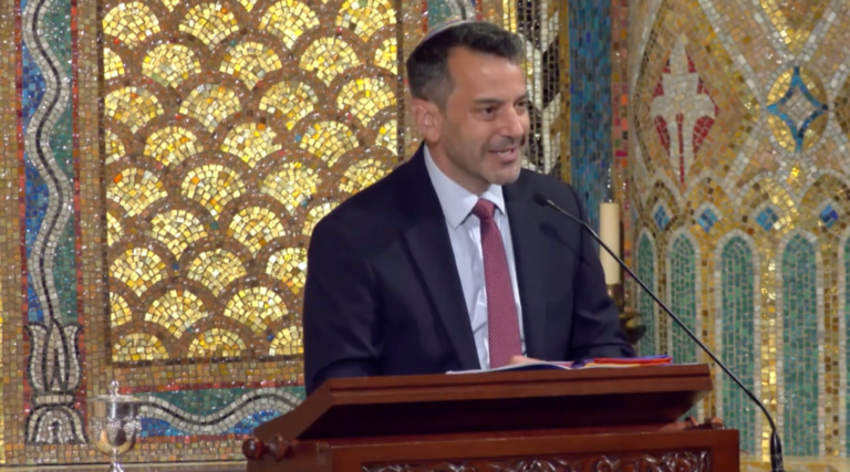 Ethan Felson, executive director of A Wider Bridge, delivering a speech in 2022. (Screenshot)
