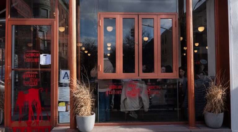 Les vandales antisémites ont frappé mon restaurant israélien de Brooklyn, Miriam. Mais je ne serai pas intimidé un message de notre éditeur et PDG Rachel Fishman Feddersen