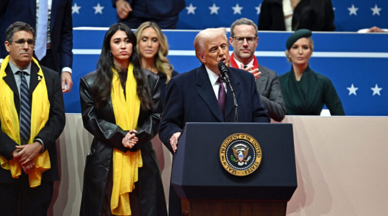 Une inauguration dramatique et une libération d’otages spectaculaire : que se cache-t-il derrière le théâtre de Trump 2.0 ? Un message de notre éditrice et PDG Rachel Fishman Feddersen