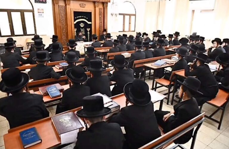 פֿרוי קריטיקירט די עוולה וואָס די חסידישע קהילה באַגייט קעגן די בחוריםUne femme critique le fardeau que la communauté hassidique impose à ses garçons Un message de notre éditrice et PDG Rachel Fishman Feddersen