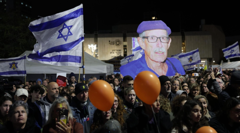À Tel Aviv, en otage Square, les Israéliens en pleurent - et promenez-vous pour continuer à se battre pour les captifs qui restent un message de notre éditeur et PDG Rachel Fishman Feddersen