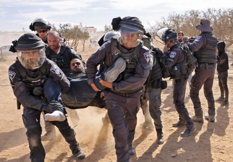 C'est la tradition de planter des arbres en Israël pour tu b'shvat. Cette coutume a une histoire sombre un message de notre éditeur et PDG Rachel Fishman Feddersen