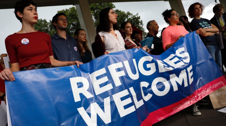 Hias poursuit Donald Trump au sujet des réfugiés Greeze un message de notre éditeur et PDG Rachel Fishman Feddersen