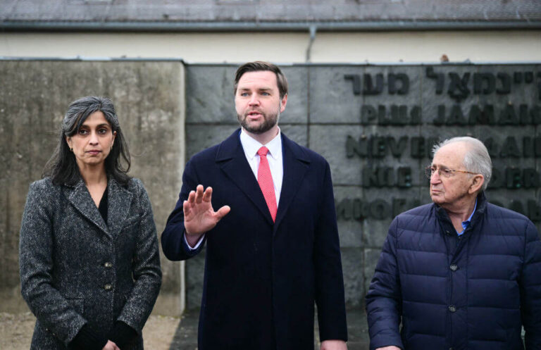 `` Indicible Evil '': le vice-président Vance visite Dachau lors du premier voyage international un message de notre éditeur et PDG Rachel Fishman Feddersen