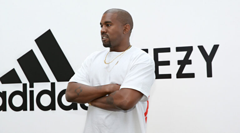 Kanye West a acheté une annonce du Super Bowl. Son produit? Un T-shirt Swastika. Un message de notre éditeur et PDG Rachel Fishman Feddersen