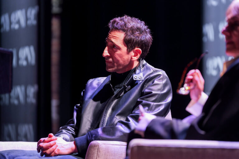La performance d'Adrien Brody dans `` The Brutaliste '' arrive à la maison pour les descendants d'immigrants et de survivants de l'Holocauste un message de notre éditeur et PDG Rachel Fishman Feddersen